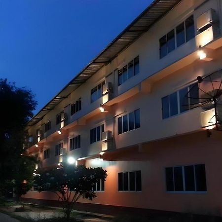 Bussarakam Place Hotel Chanthaburi Bagian luar foto