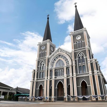 Bussarakam Place Hotel Chanthaburi Bagian luar foto