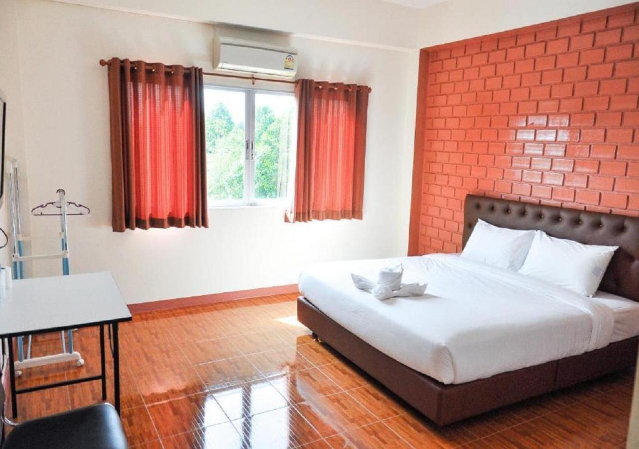 Bussarakam Place Hotel Chanthaburi Bagian luar foto