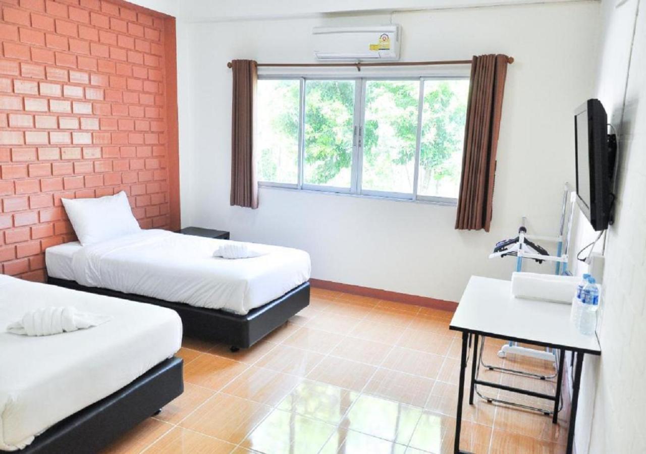 Bussarakam Place Hotel Chanthaburi Bagian luar foto