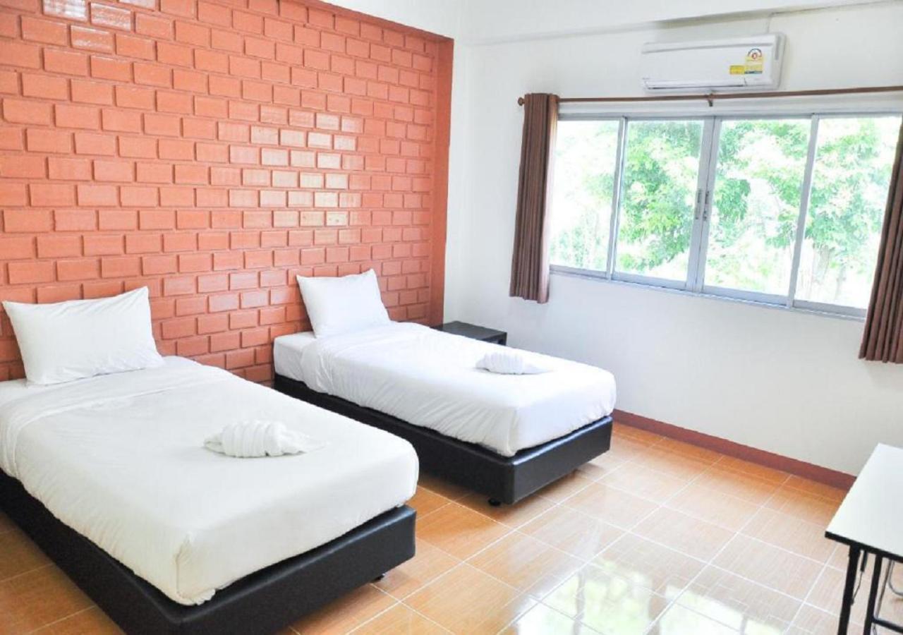 Bussarakam Place Hotel Chanthaburi Bagian luar foto