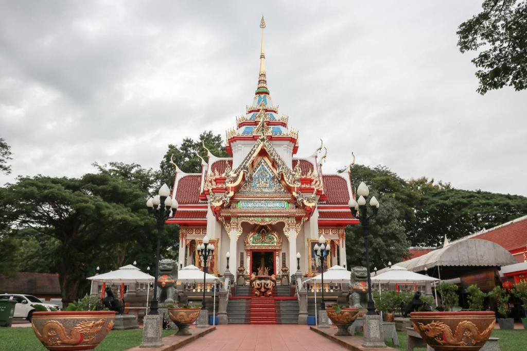 Bussarakam Place Hotel Chanthaburi Bagian luar foto