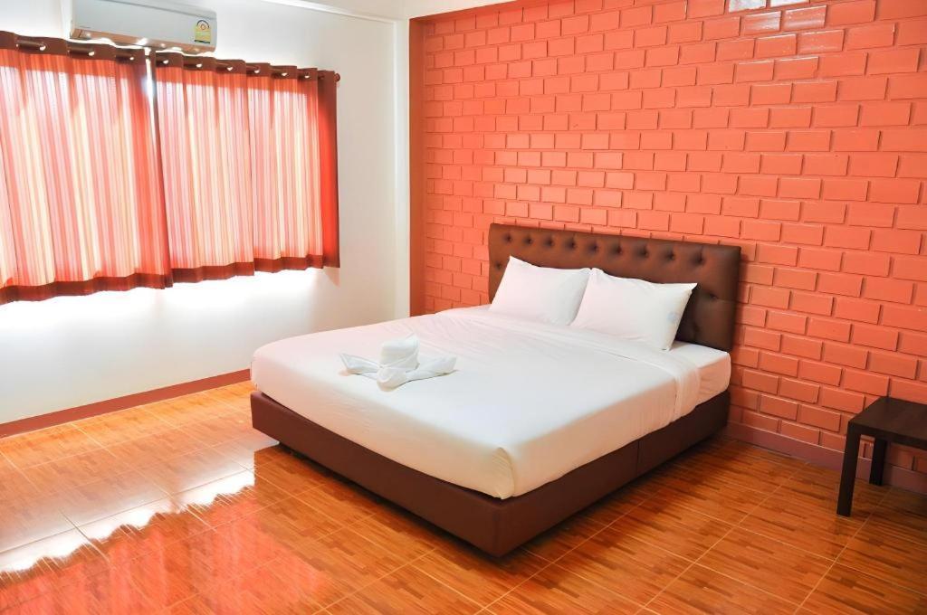 Bussarakam Place Hotel Chanthaburi Bagian luar foto
