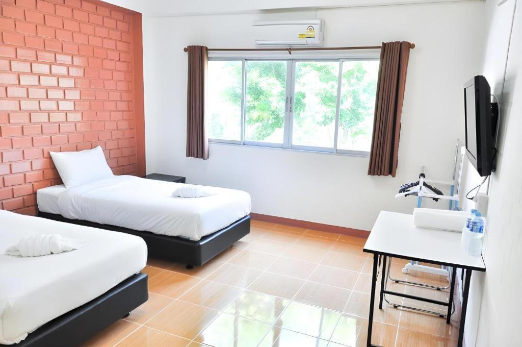 Bussarakam Place Hotel Chanthaburi Bagian luar foto