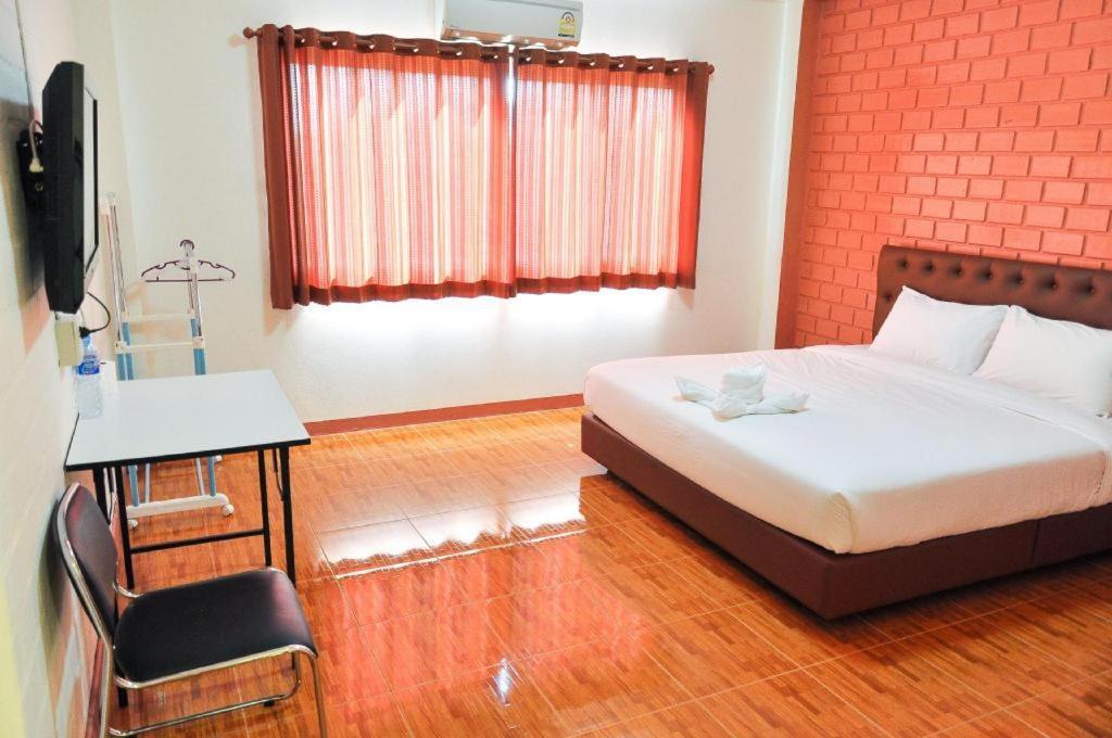 Bussarakam Place Hotel Chanthaburi Bagian luar foto