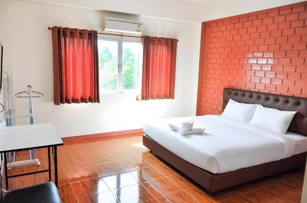 Bussarakam Place Hotel Chanthaburi Bagian luar foto