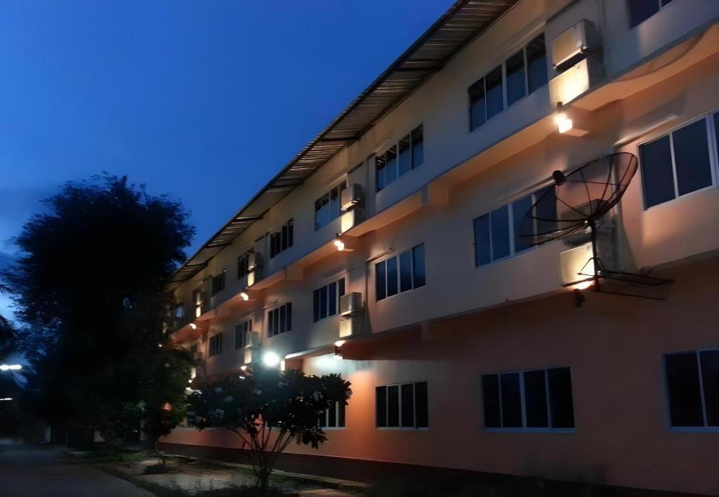 Bussarakam Place Hotel Chanthaburi Bagian luar foto