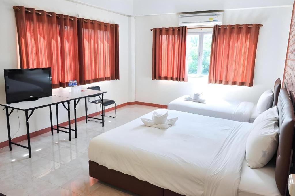Bussarakam Place Hotel Chanthaburi Bagian luar foto