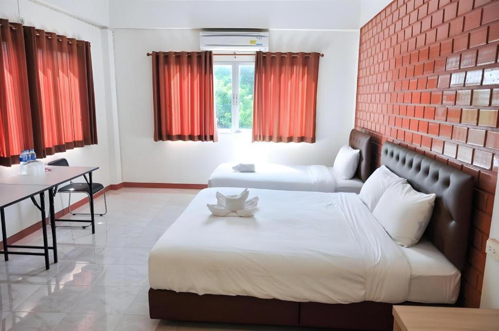 Bussarakam Place Hotel Chanthaburi Bagian luar foto