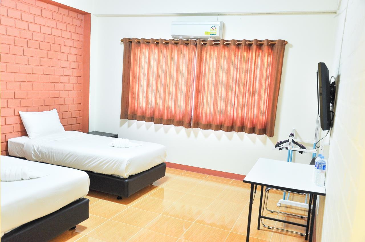 Bussarakam Place Hotel Chanthaburi Bagian luar foto